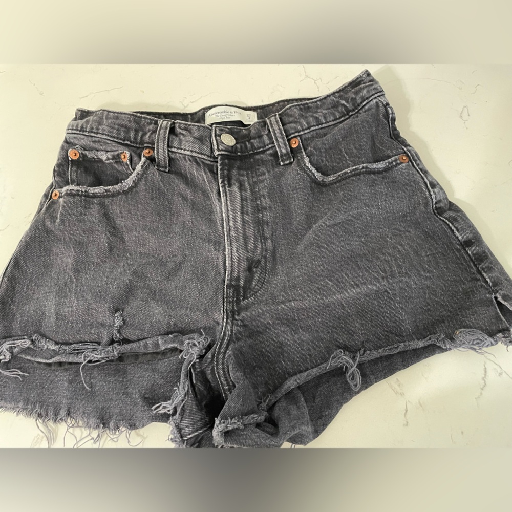 Abercrombie & Fitch The
Cut off shorts high Rise black denim raw hem 27/4